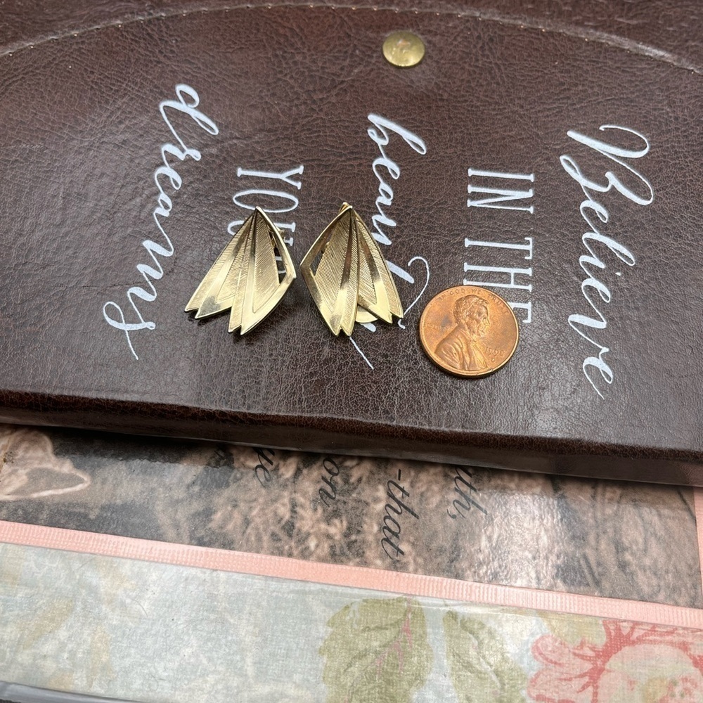 Vintage 70s Gold Tone Butterfly Feather Clip On Earrings - Picture 3 of 8